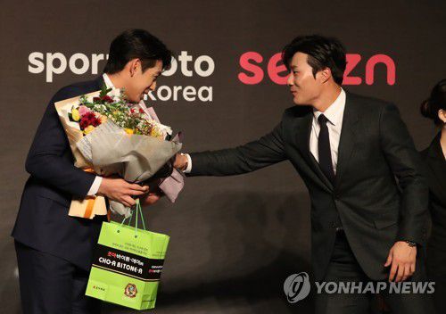 김하성 축하받는 이정후(서울=연합뉴스) 1일 오전 서울 서대문구 스위스그랜드호텔 그랜드볼룸에서 열린 조아제약과 일간스포츠가 공동 제정한 '2022 조아제약 프로야구대상' 시상식에서 대상을 받은 키움 히어로즈 이정후가 김하성의 축하를 받고 있다. 2022.12.1 [일간스포츠 제공. 재판매 및 DB 금지] photo@yna.co.kr