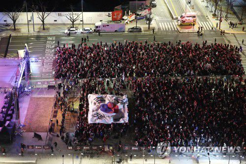 광화문광장 메운 붉은 함성(서울=연합뉴스) 류영석 기자 = 2022 카타르 월드컵 16강전 한국과 브라질의 경기가 열린 6일 오전 서울 종로구 광화문 광장에 붉은 악마와 시민들이 응원을 하고 있다. 2022.12.6 ondol@yna.co.kr