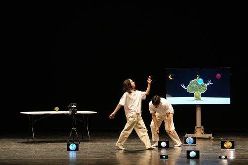 무용 '>"헬로 월드";' 공연 장면[한국문화예술위원회 제공. 재판매 및 DB 금지]