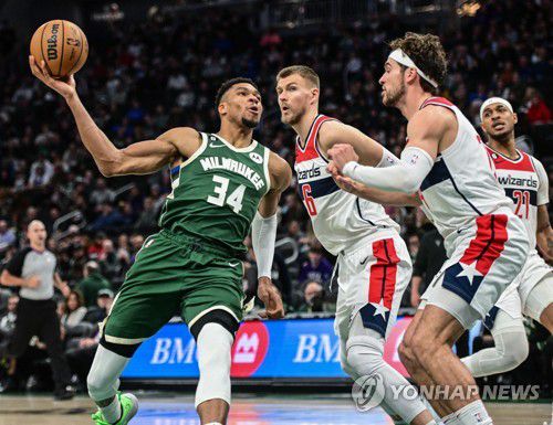 덩크슛을 준비하는 아데토쿤보[USA TODAY Sports=연합뉴스]