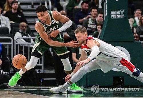 공을 긁어내는 아데토쿤보[USA TODAY Sports=연합뉴스]