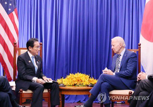 조 바이든 미국 대통령(오른쪽)과 기시다 후미오 일본 총리[UPI 연합뉴스 자료 사진. 재판매 및 DB 금지]