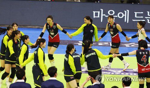 '이겼다'(수원=연합뉴스) 홍기원 기자 = 22일 경기도 수원실내체육관에서 열린 프로배구 V리그 여자부 현대건설과 한국도로공사의 경기. 세트스코어 3대1로 승리한 현대건설 선수들이 기뻐하고 있다. 2022.12.22 xanadu@yna.co.kr