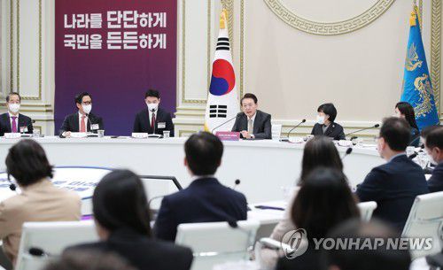 교육부-문화체육관광부 업무보고 받는 윤석열 대통령(서울=연합뉴스) 안정원 기자 = 윤석열 대통령이 5일 청와대 영빈관에서 열린 교육부-문화체육관광부 업무보고에서 발언하고 있다. 2023.1.5 [대통령실통신사진기자단] jeong@yna.co.kr