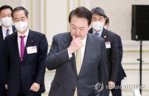 교육부-문화체육관광부 업무보고 입장하는 윤석열 대통령(서울=연합뉴스) 안정원 기자 = 윤석열 대통령이 5일 청와대 영빈관에서 열린 교육부-문화체육관광부 업무보고에 입장하고 있다. 2023.1.5 [대통령실통신사진기자단] jeong@yna.co.kr