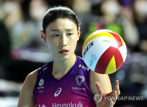 서브 준비하는 김연경(인천=연합뉴스) 윤태현 기자 = 5일 인천 삼산월드체육관에서 열린 여자프로배구 흥국생명 핑크스파이더스와 GS칼텍스 KIXX 배구단의 경기. 3세트 흥국생명 김연경이 서브를 준비하고 있다. 2023.1.5 tomatoyoon@yna.co.kr