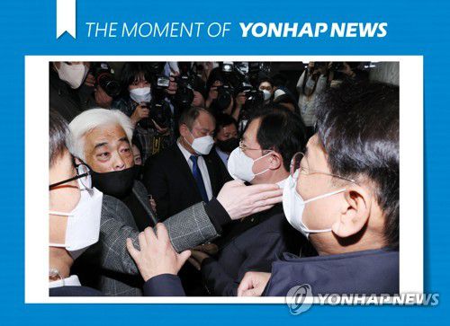 [모멘트] 유가족의 절박한 심정(서울=연합뉴스) 이정훈 기자 = 이종철 10·29 이태원 참사 유가족협의회 대표가 6일 오후 국회에서 열린 '이태원 참사 국정조사 특별위원회' 2차 청문회 정회 뒤 여야 간사에게 이상민 행정안전부 장관과의 면담을 요청하고 있다. 2023.1.4 [THE MOMENT OF YONHAPNEWS] uwg806@yna.co.kr