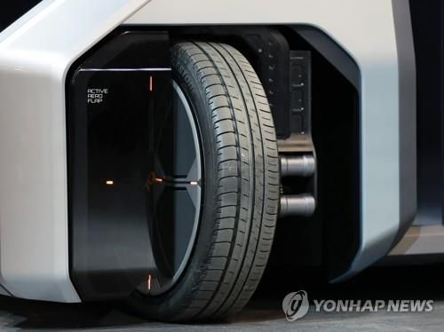 현대모비스 M.VISON TO의 e-코너 모듈     (라스베이거스=연합뉴스) 홍해인 기자 = 세계 최대 가전·IT(정보기술) 박람회 CES 2023 개막일인 5일(현지시간) 미국 네바다주 라스베이거스 컨벤션 센터 웨스트 홀 현대모비스 전시관에서 열린 미디어쇼케이스에서 목적 기반 모빌리티(PBV) 콘셉트의 e-코너 모듈이 소개되고 있다. 2023.1.6     hihong@yna.co.kr (끝)