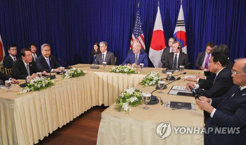 프놈펜에서 작년 11월 열린 한미일 3국 정상회담 [연합뉴스 자료사진. 재판매 및 DB 금지]