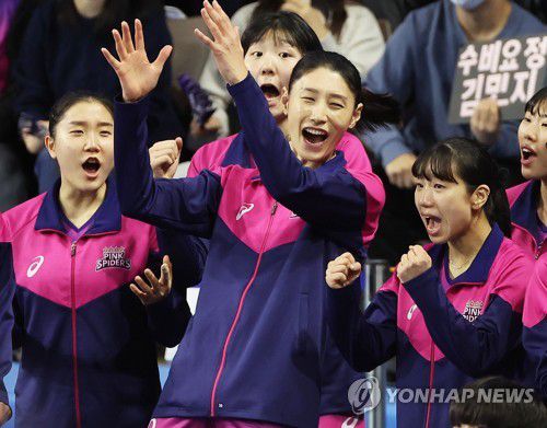 김연경 '오늘은 응원단장'(화성=연합뉴스) 홍기원 기자 = 8일 경기도 화성종합경기타운 실내체육관에서 열린 프로배구 V리그 여자부 IBK기업은행 알토스와 흥국생명 핑크스파이더스의 경기. 흥국생명 김연경이 웜업존에서 선수들을 응원하고 있다. 2023.1.8 xanadu@yna.co.kr