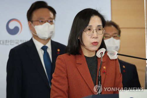 새해업무보고 브리핑하는 김현숙 장관(서울=연합뉴스) 김승두 기자 = 김현숙 여성가족부 장관이 9일 정부서울청사 브리핑실에서 여성가족부의 새해 업무보고를 마치고 브리핑을 하고 있다. 2023.1.9 kimsdoo@yna.co.kr