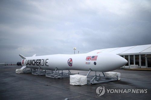 영국 첫 인공위성 발사 예정…공항에 전시된 로켓 복제품(뉴키[영국] 로이터=연합뉴스) 우주개발업체 버진그룹 계열사인 버진 오빗의 '론처원' 로켓 복제품이 영국 최초 인공위성 발사를 하루 앞둔 8일(현지시간) 콘월주 뉴키공항에 전시돼 있다. 버진 오빗은 개조된 보잉 747 항공기 날개 아래에 론처원 로켓을 장착, 발사해 소형 인공위성 9개를 저궤도에 올릴 예정이다. 이번 계획은 서유럽 땅에서 처음 이뤄지는 인공위성 발사다. 2023.01.09 jason3669@yna.co.kr
