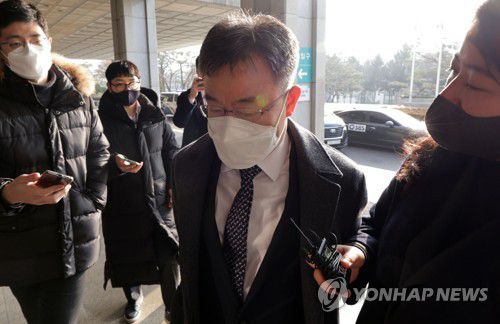 검찰 출석하는 김만배(서울=연합뉴스) 한종찬 기자 = 대장동 개발 사업 민간사업자 화천대유자산관리 대주주 김만배 씨가 9일 서울 서초동 중앙지검으로 출석하고 있다. 2023.1.9 saba@yna.co.kr