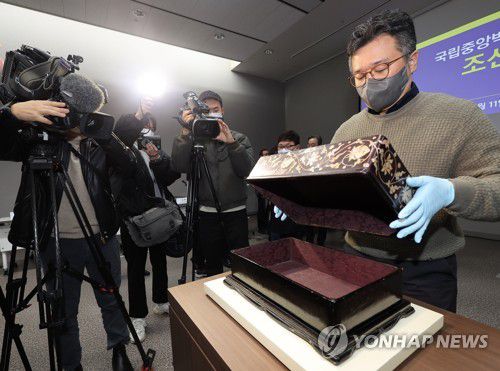 조선시대 나전함 내부는?(서울=연합뉴스) 박동주 기자 = 11일 오전 서울 국립중앙박물관 제1강의실에서 열린 국립중앙박물관회 젊은친구들 조선시대 나전함 기증식에서 공개된 나전함. 2023.1.11 pdj6635@yna.co.kr