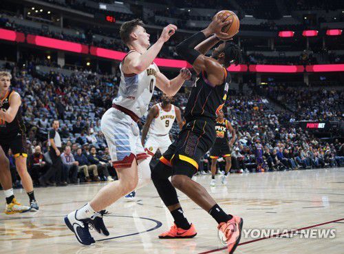 수비에 고전하는 피닉스의 조시 오코기[AP=연합뉴스]