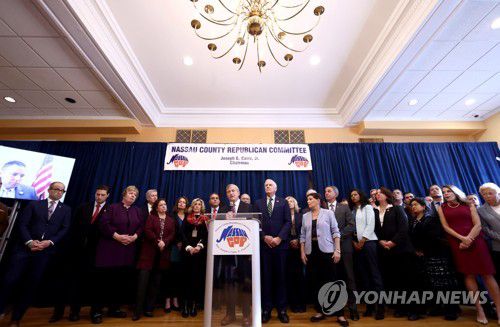 산토스 의원 사퇴 촉구 기자회견 하는 뉴욕주 나소카운티 공화당 지도부[로이터=연합뉴스]