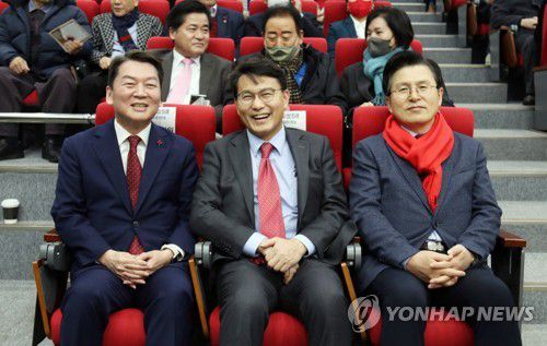 국민의힘 세종시당 신년 인사회 찾은 당권주자들(세종=연합뉴스) 이은파 기자 = 12일 세종시 보람동 복합커뮤니티센터 강당에서 열린 국민의힘 세종시당 신년 인사회에 참석한 국민의힘 당권주자인 안철수(왼쪽부터), 윤상현 의원과 황교안 전 미래통합당(국민의힘 전신) 대표. 2023.1.12 sw21@yna.co.kr