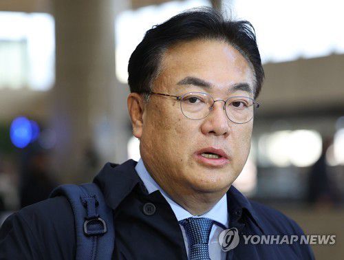 취재진 질문에 답하는 정진석 한일의원연맹 회장(서울=연합뉴스) 김도훈 기자 = 한국 국회 한일의원연맹 정진석 회장이 12일 오후 김포국제공항을 통해 일본으로 출국하기 전 취재진과 인터뷰를 하고 있다. 2023.1.12 superdoo82@yna.co.kr