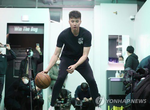컨디션 올리는 이현중(서울=연합뉴스) 류영석 기자 = 미국프로농구(NBA) 진출에 도전하는 데이비드슨대 포워드 이현중이 13일 오후 서울 서초구 3Ps 퍼포먼스랩에서 재활 훈련을 하고 있다. 2023.1.13 ondol@yna.co.kr