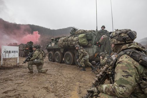 육군 아미타이거 시범여단, 창설 후 첫 한미연합 실기동훈련   (서울=연합뉴스)  13일 경기도 파주 무건리훈련장에서 진행된 아미타이거 시범여단과 미 스트라이커 여단의 연합훈련에서 한미 양국 장병들이 장갑차 하차전투를 펼치고 있다. [육군 제공. 재판매 및 DB 금지]