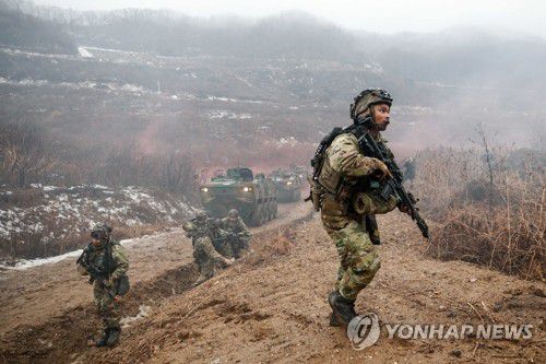 전술훈련 하는 스트라이커여단 대원들(파주=연합뉴스) 지난 13일 경기 파주 무건리훈련장에서 열린 '아미타이거 시범여단 연합훈련'에서 미 스트라이커여단 대원들이 분대 전술훈련을 하고 있다. 2023.1.14 [사진공동취재단] photo@yna.co.kr