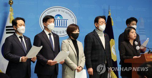 기자회견하는 이태원 참사 국조특위 야3당 위원들(서울=연합뉴스) 하사헌 기자 = 이태원 참사 국조특위 야3당 위원들이 13일 오후 서울 여의도 국회 소통관에서 특별수사본부의 이태원 참사 수사 결과 발표 관련 기자회견을 하고 있다. 2023.1.13 toadboy@yna.co.kr