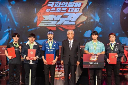 국회의장배 e스포츠 대회국회의장배 e스포츠 대회 한국 대표팀과 기념 촬영하는 더불어민주당 이상헌 의원(오른쪽 세번째)[게임문화재단 제공. 재판매 및 DB 금지]