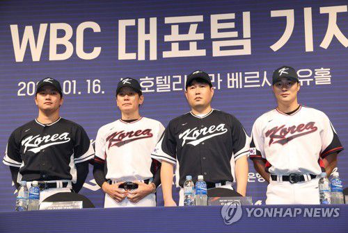 WBC 대표팀 기자회견(서울=연합뉴스) 신준희 기자 = 16일 강남구 리베라호텔에서 열린 2023 월드베이스볼클래식(WBC) 대표팀 기자회견에서 이강철 감독과 선수들이 기념촬영을 하고 있다. 왼쪽부터 고우석, 이 감독, 양의지, 김하성.     한국은 3월 9일 일본 도쿄돔에서 WBC 본선 1라운드 B조 첫 경기 호주전에 나선 뒤 일본, 체코, 중국과 차례대로 맞붙는다. 2023.1.16 hama@yna.co.kr