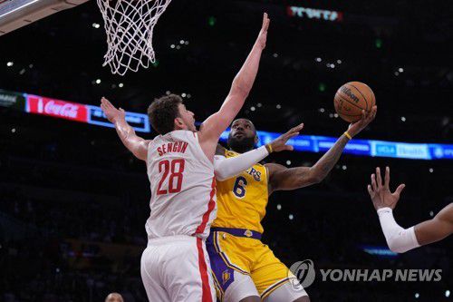 센군을 상대로 레이업을 시도하는 제임스[USA TODAY Sports=연합뉴스]