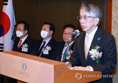 아이보시 대사, 기시다 일본 총리 축사 대독(서울=연합뉴스) 홍해인 기자 = 아이보시 고이치 주한일본대사가 17일 서울 중구 롯데호텔에서 열린 제56회 한일·일한 협력위원회 합동회의에 참석해 기시다 후미오 일본 총리의 축사를 대독하고 있다. 뒷줄 왼쪽부터 한국 측 이주영 전 국회부의장, 조현동 외교부 1차관, 김기병 한일협력위원회 이사장. 2023.1.17 hihong@yna.co.kr