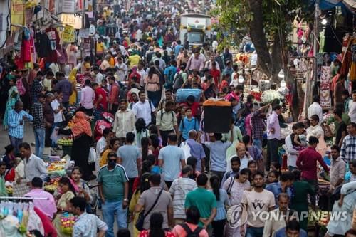 인파로 혼잡한 인도 뭄바이의 한 시장.[EPA 연합뉴스 자료사진. 재판매 및 DB 금지]