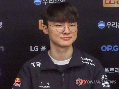 '페이커' 이상혁    (서울=연합뉴스) 김주환 기자 = T1 '페이커' 이상혁이 10일 서울 종로구 'LoL 파크'에서 열린 시즌 개막 특별전 후 기자회견에서 인사하고 있다. 2023.1.10 jujuk@yna.co.kr