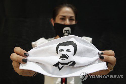 '엘 차포' 얼굴로 디자인한 마스크[EPA 연합뉴스 자료사진, 재판매 및 DB 금지]
