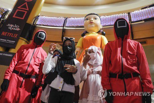 2021년 쿠알라룸푸르 쇼핑몰에서 '오징어게임' 의상을 입은 사람들의 모습 [EPA=연합뉴스 자료사진]