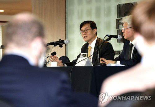 취재진 질문에 답변하는 이창용 총재(서울=연합뉴스) 이창용 한국은행 총재가 18일 오후 서울 중구 태평로 언론회관에서 열린 외신기자클럽 기자간담회에서 취재진 질문에 답변하고 있다. 2023.1.18 [사진공동취재단] photo@yna.co.kr