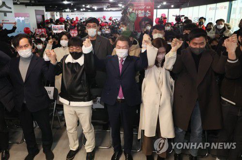 청년들과 두 팔 들어 인사하는 안철수(서울=연합뉴스) 이정훈 기자 = 국민의힘 당권 주자인 안철수 의원이 18일 오후 서울 여의도 당사에서 열린 '안철수 국민의힘 당대표 선거 170V 캠프 출정식'에서 청년 지지자들과 두 팔을 들어 인사하고 있다. 2023.1.18 uwg806@yna.co.kr