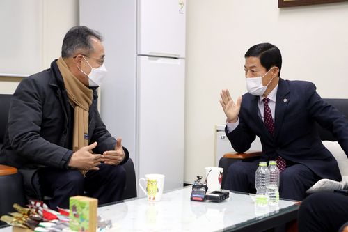 김상열 단재교육원장(왼쪽)과 김현문 교육위원장[충북도의회 제공. 재판매 및 DB 금지]