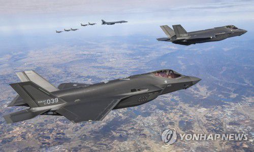 한미 연합공중훈련, B-1B 한반도 재전개2022년 11월 19일 한미 양국 공군이 미 공군의 B-1B 전략폭격기와 함께 연합공중훈련을 실시하는 모습. [연합뉴스 자료사진. 합참 제공. 재판매 및 DB 금지]