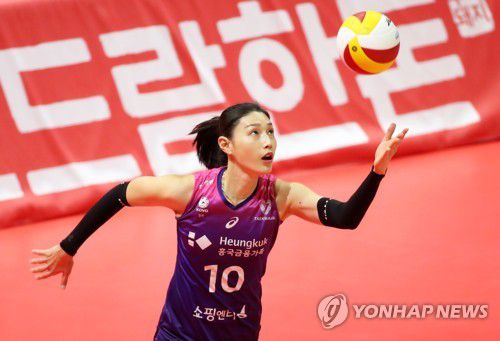 서브하는 김연경(광주=연합뉴스) 조남수 기자 = 15일 광주 서구 페퍼스타디움에서 열린 프로배구 V리그 여자부 페퍼저축은행과 흥국생명의 경기에서 흥국생명 김연경이 서브하고 있다. 2023.1.15 iso64@yna.co.kr