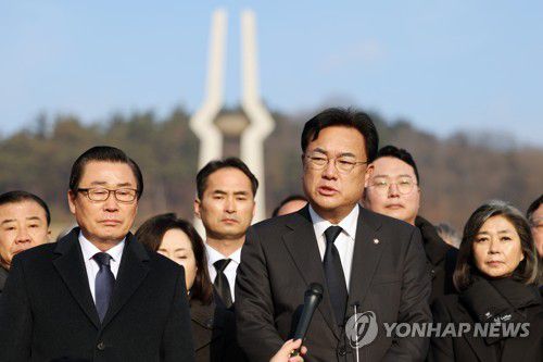 5·18 앞에 선 정진석(광주=연합뉴스) 천정인 기자 = 정진석 국민의힘 비상대책위원장이 19일 오전 광주 북구 국립 5·18 민주묘지를 참배한 뒤 발언하고 있다. 2023.1.19 iny@yna.co.kr