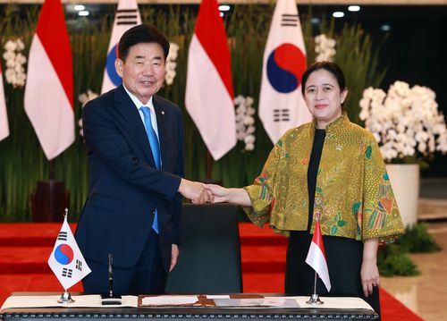 김진표 국회의장(왼쪽)과 푸안 마하라니 인도네시아 하원의장[국회의장실 제공. 재판매 및 DB 금지]