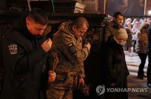 전쟁 속 정교회 성탄절(키이우[우크라이나]=연합뉴스) 류영석 기자 = 7일(현지시간) 정교회 성탄절을 맞은 우크라이나 수도 키이우 성 볼로디미르 성당에서 시민과 군인들이 예배를 하고 있다. 2023.1.8 ondol@yna.co.kr
