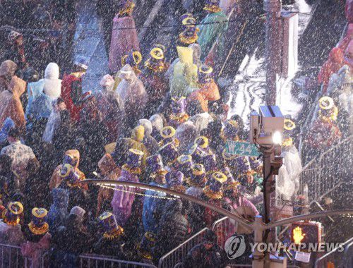 2022년 12월31일 뉴욕시 타임스스퀘어 신년맞이 축제 현장에 쏟아진 폭우[UPI 연합뉴스 자료사진]