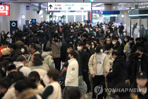 제주공항 대기표 구하기 전쟁(제주=연합뉴스) 박지호 기자 = 설 연휴 마지막 날인 24일 오전 폭설과 강풍이 몰아쳐 항공편이 전편 결항한 가운데 승객들이 대기표를 구하기 위해 각 항공사 대기전용 카운터에 길게 줄을 서 있다. 2023.1.24 jihopark@yna.co.kr