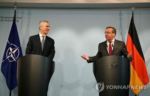 지난 24일 나토 사무총장과 공동기자회견을 하는 보리스 피스토리우스 독일 국방장관(오른쪽)[AFP 연합뉴스 자료사진. 재판매 및 DB 금지]