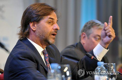 발언하는 우루과이 대통령(부에노스아이레스 EPA=연합뉴스) 루이스 라카예 포우 우루과이 대통령이 24일(현지시간) 아르헨티나 부에노스아이레스에서 열린 7차 중남미·카리브해국가공동체(CELAC) 정상회의에서 발언하고 있다. 2023.1.25