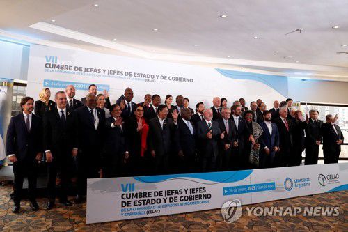 기념 촬영하는 CELAC 참석 정상들(부에노스아이레스 로이터=연합뉴스) 24일(현지시간) 아르헨티나 부에노스아이레스에서 열린 7차 중남미·카리브해국가공동체(CELAC) 정상회의에서 참석자들이 기념 촬영하고 있다. 2023.1.25