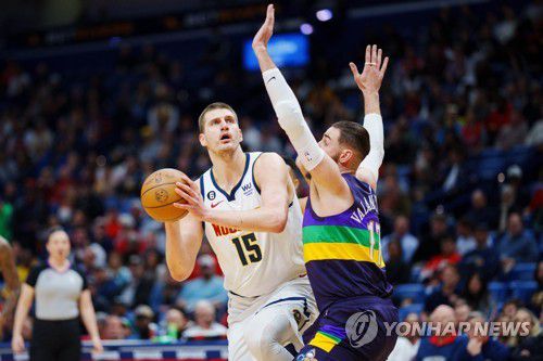 요키치(왼쪽) 경기 모습[USA TODAY Sports=연합뉴스]