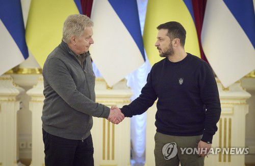 우크라 방문해 '연대' 강조한 니니스퇴 핀란드 대통령(키이우 AP=연합뉴스) 우크라이나를 방문한 사울리 니니스퇴 핀란드 대통령(왼쪽)이 24일(현지시간) 수도 키이우를 방문해 볼로디미르 젤렌스키 대통령과 악수하고 있다. 이날 니니스퇴 대통령은 "핀란드는 우크라이나가 필요로 하는 만큼 강력하고 확고한 지원을 계속할 것"이라며 연대를 강조했다. [우크라이나 대통령실 제공] 2023.01.25 ddy04002@yna.co.kr