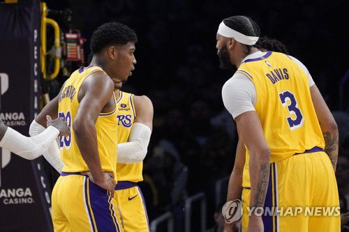 하치무라 루이와 앤서니 데이비스[AP=연합뉴스]